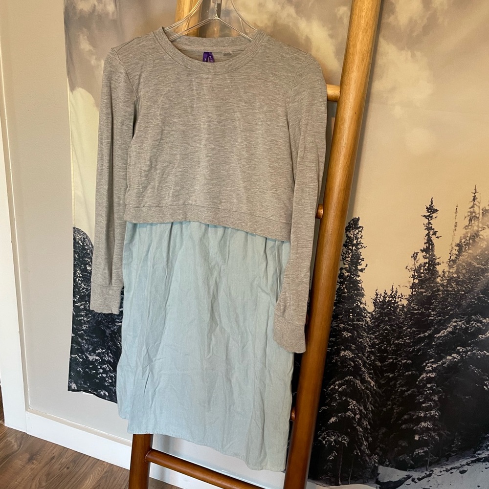 In great shape, no rips or stains worn a few times. Maternity/dress/nursing top.